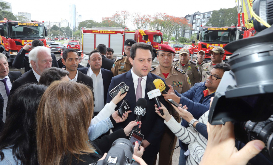 O governador Carlos Massa Ratinho Junior entrega nesta segunda-feira (07), viaturas de plataforma mecânica e um veículo auto bomba tanque. Participaram: vice-governador, Darci Piana; os secretários: da Segurança Pública, Romulo Marinho Soares, da Saúde, Beto Preto; comandante Geral da PMPR, cel. Pericles Matos; comandante do Corpo de Bombeiros, cel. Samuel Prestes; entre outros.Curitiba, 07-10-19.Foto: Arnaldo Alves / AEN.