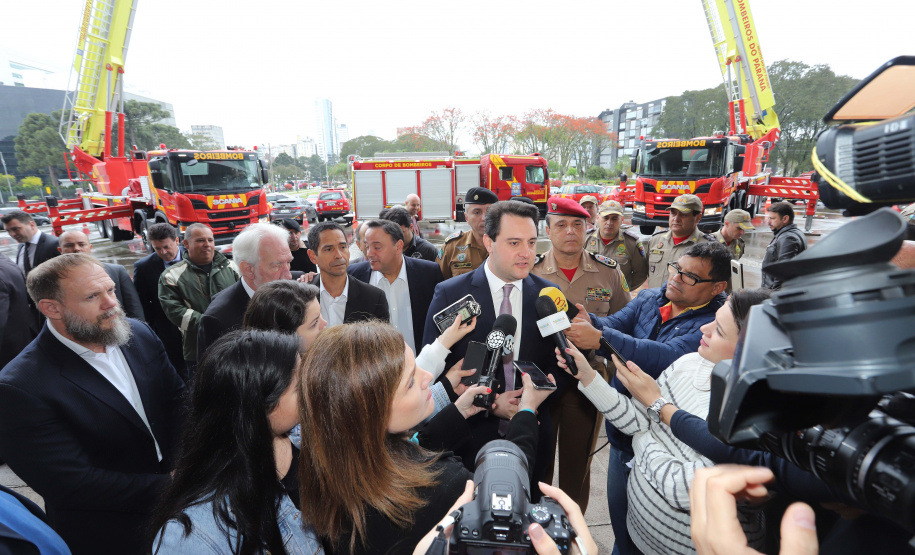 O governador Carlos Massa Ratinho Junior entrega nesta segunda-feira (07), viaturas de plataforma mecânica e um veículo auto bomba tanque. Participaram: vice-governador, Darci Piana; os secretários: da Segurança Pública, Romulo Marinho Soares, da Saúde, Beto Preto; comandante Geral da PMPR, cel. Pericles Matos; comandante do Corpo de Bombeiros, cel. Samuel Prestes; entre outros.Curitiba, 07-10-19.Foto: Arnaldo Alves / AEN.