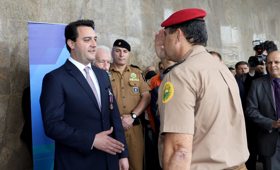 O governador Carlos Massa Ratinho Junior entrega nesta segunda-feira (07), viaturas de plataforma mecânica e um veículo auto bomba tanque. Participaram: vice-governador, Darci Piana; os secretários: da Segurança Pública, Romulo Marinho Soares, da Saúde, Beto Preto; comandante Geral da PMPR, cel. Pericles Matos; comandante do Corpo de Bombeiros, cel. Samuel Prestes; entre outros. N/F: comandante do Corpo de Bombeiros, cel. Samuel Prestes.Curitiba, 07-10-19.Foto: Arnaldo Alves / AEN.