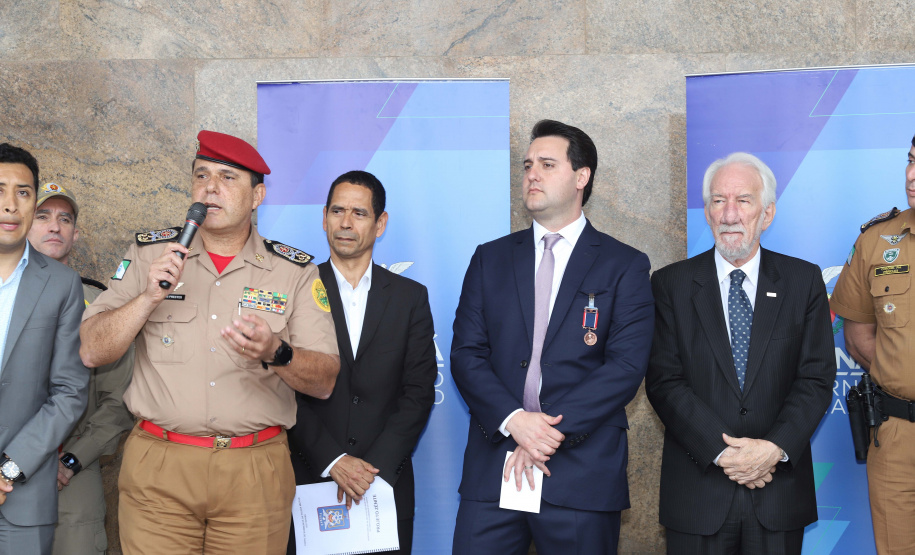 O governador Carlos Massa Ratinho Junior entrega nesta segunda-feira (07), viaturas de plataforma mecânica e um veículo auto bomba tanque. Participaram: vice-governador, Darci Piana; os secretários: da Segurança Pública, Romulo Marinho Soares, da Saúde, Beto Preto; comandante Geral da PMPR, cel. Pericles Matos; comandante do Corpo de Bombeiros, cel. Samuel Prestes; entre outros. N/F: comandante do Corpo de Bombeiros, cel. Samuel Prestes.Curitiba, 07-10-19.Foto: Arnaldo Alves / AEN.