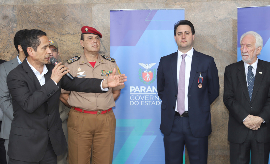O governador Carlos Massa Ratinho Junior entrega nesta segunda-feira (07), viaturas de plataforma mecânica e um veículo auto bomba tanque. Participaram: vice-governador, Darci Piana; os secretários: da Segurança Pública, Romulo Marinho Soares, da Saúde, Beto Preto; comandante Geral da PMPR, cel. Pericles Matos; comandante do Corpo de Bombeiros, cel. Samuel Prestes; entre outros.Curitiba, 07-10-19.Foto: Arnaldo Alves / AEN.