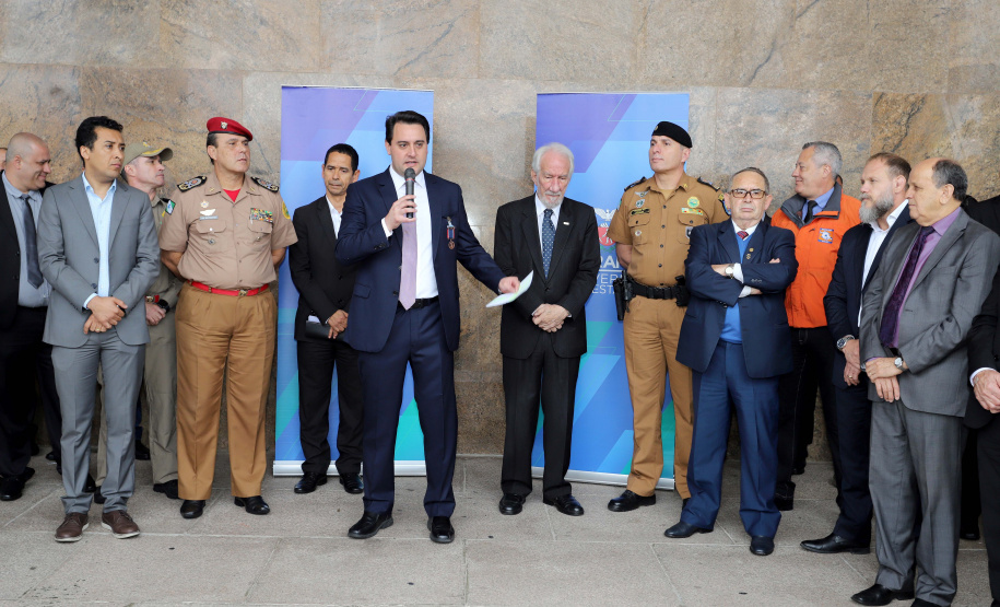 O governador Carlos Massa Ratinho Junior entrega nesta segunda-feira (07), viaturas de plataforma mecânica e um veículo auto bomba tanque. Participaram: vice-governador, Darci Piana; os secretários: da Segurança Pública, Romulo Marinho Soares, da Saúde, Beto Preto; comandante Geral da PMPR, cel. Pericles Matos; comandante do Corpo de Bombeiros, cel. Samuel Prestes; entre outros.Curitiba, 07-10-19.Foto: Arnaldo Alves / AEN.