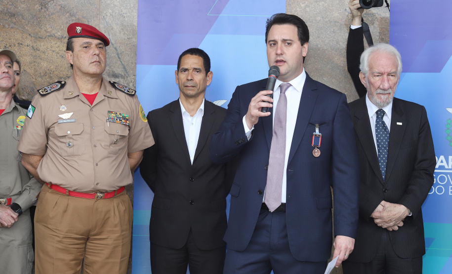 O governador Carlos Massa Ratinho Junior entrega nesta segunda-feira (07), viaturas de plataforma mecânica e um veículo auto bomba tanque. Participaram: vice-governador, Darci Piana; os secretários: da Segurança Pública, Romulo Marinho Soares, da Saúde, Beto Preto; comandante Geral da PMPR, cel. Pericles Matos; comandante do Corpo de Bombeiros, cel. Samuel Prestes; entre outros.Curitiba, 07-10-19.Foto: Arnaldo Alves / AEN.
