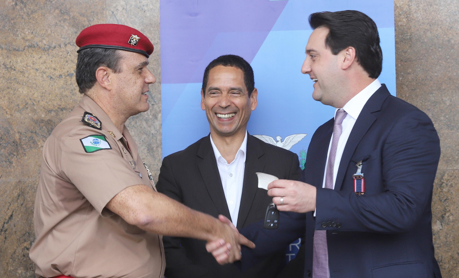 O governador Carlos Massa Ratinho Junior entrega nesta segunda-feira (07), viaturas de plataforma mecânica e um veículo auto bomba tanque. Participaram: vice-governador, Darci Piana; os secretários: da Segurança Pública, Romulo Marinho Soares, da Saúde, Beto Preto; comandante Geral da PMPR, cel. Pericles Matos; comandante do Corpo de Bombeiros, cel. Samuel Prestes; entre outros.Curitiba, 07-10-19.Foto: Arnaldo Alves / AEN.