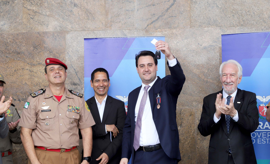 O governador Carlos Massa Ratinho Junior entrega nesta segunda-feira (07), viaturas de plataforma mecânica e um veículo auto bomba tanque. Participaram: vice-governador, Darci Piana; os secretários: da Segurança Pública, Romulo Marinho Soares, da Saúde, Beto Preto; comandante Geral da PMPR, cel. Pericles Matos; comandante do Corpo de Bombeiros, cel. Samuel Prestes; entre outros.Curitiba, 07-10-19.Foto: Arnaldo Alves / AEN.