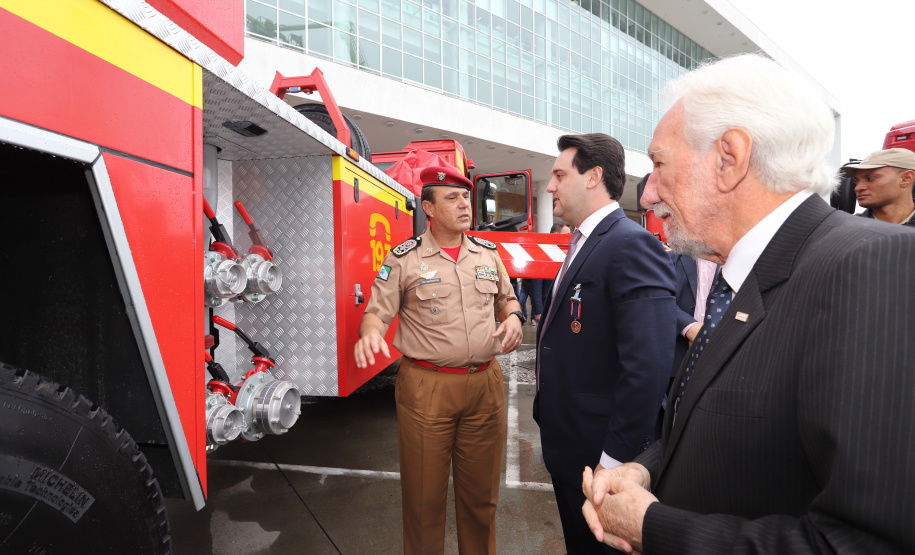 O governador Carlos Massa Ratinho Junior entrega nesta segunda-feira (07), viaturas de plataforma mecânica e um veículo auto bomba tanque. Participaram: vice-governador, Darci Piana; os secretários: da Segurança Pública, Romulo Marinho Soares, da Saúde, Beto Preto; comandante Geral da PMPR, cel. Pericles Matos; comandante do Corpo de Bombeiros, cel. Samuel Prestes; entre outros.Curitiba, 07-10-19.Foto: Arnaldo Alves / AEN.