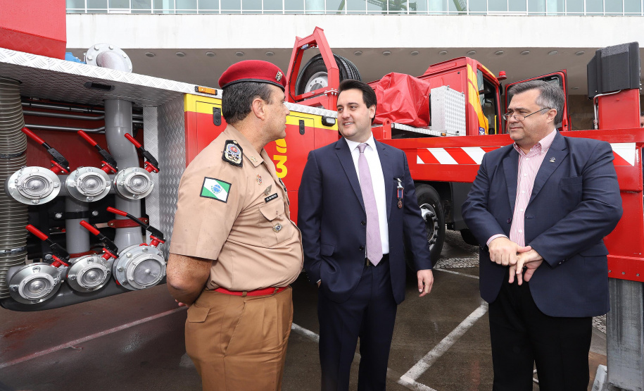 O governador Carlos Massa Ratinho Junior entrega nesta segunda-feira (07), viaturas de plataforma mecânica e um veículo auto bomba tanque. Participaram: vice-governador, Darci Piana; os secretários: da Segurança Pública, Romulo Marinho Soares, da Saúde, Beto Preto; comandante Geral da PMPR, cel. Pericles Matos; comandante do Corpo de Bombeiros, cel. Samuel Prestes; entre outros.Curitiba, 07-10-19.Foto: Arnaldo Alves / AEN.