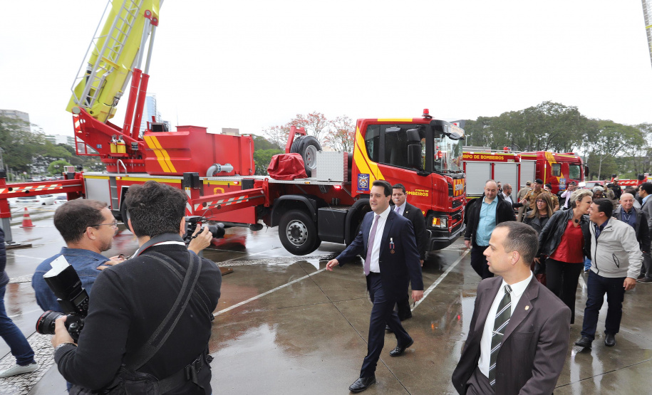 O governador Carlos Massa Ratinho Junior entrega nesta segunda-feira (07), viaturas de plataforma mecânica e um veículo auto bomba tanque. Participaram: vice-governador, Darci Piana; os secretários: da Segurança Pública, Romulo Marinho Soares, da Saúde, Beto Preto; comandante Geral da PMPR, cel. Pericles Matos; comandante do Corpo de Bombeiros, cel. Samuel Prestes; entre outros.Curitiba, 07-10-19.Foto: Arnaldo Alves / AEN.