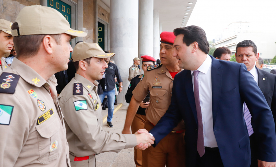 O Corpo de Bombeiros do Paraná recebeu nesta segunda-feira (7) duas novas plataformas skylift, utilizadas no combate a incêndios em grandes alturas. A entrega dos novos equipamentos foi feita pelo governador Carlos Massa Ratinho Junior, como parte das comemorações pelos 107 anos da Corporação.