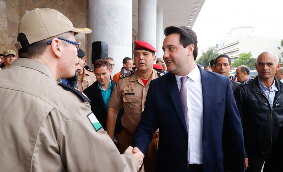 O Corpo de Bombeiros do Paraná recebeu nesta segunda-feira (7) duas novas plataformas skylift, utilizadas no combate a incêndios em grandes alturas. A entrega dos novos equipamentos foi feita pelo governador Carlos Massa Ratinho Junior, como parte das comemorações pelos 107 anos da Corporação.