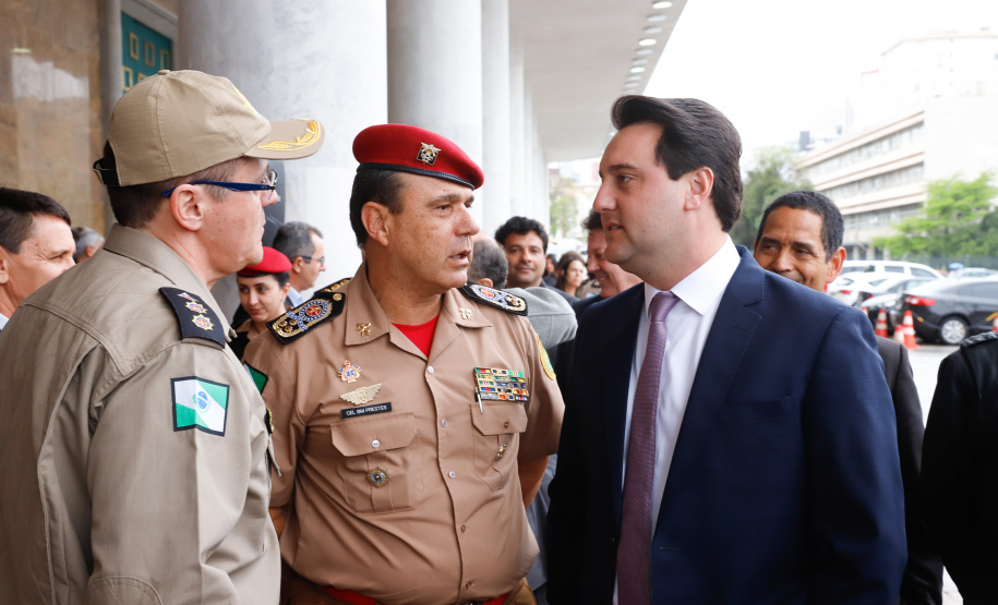 O Corpo de Bombeiros do Paraná recebeu nesta segunda-feira (7) duas novas plataformas skylift, utilizadas no combate a incêndios em grandes alturas. A entrega dos novos equipamentos foi feita pelo governador Carlos Massa Ratinho Junior, como parte das comemorações pelos 107 anos da Corporação.