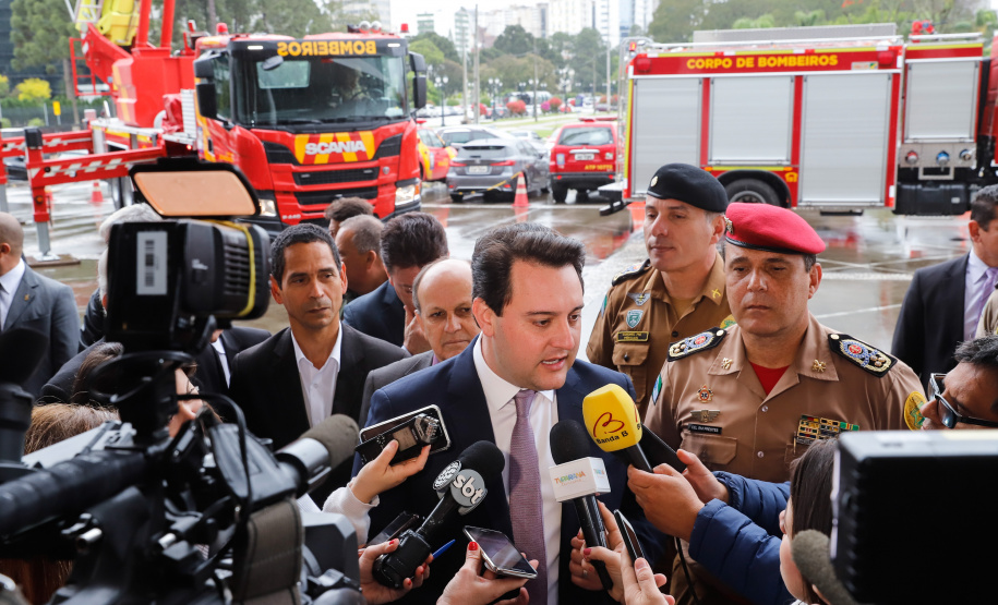 O Corpo de Bombeiros do Paraná recebeu nesta segunda-feira (7) duas novas plataformas skylift, utilizadas no combate a incêndios em grandes alturas. A entrega dos novos equipamentos foi feita pelo governador Carlos Massa Ratinho Junior, como parte das comemorações pelos 107 anos da Corporação.