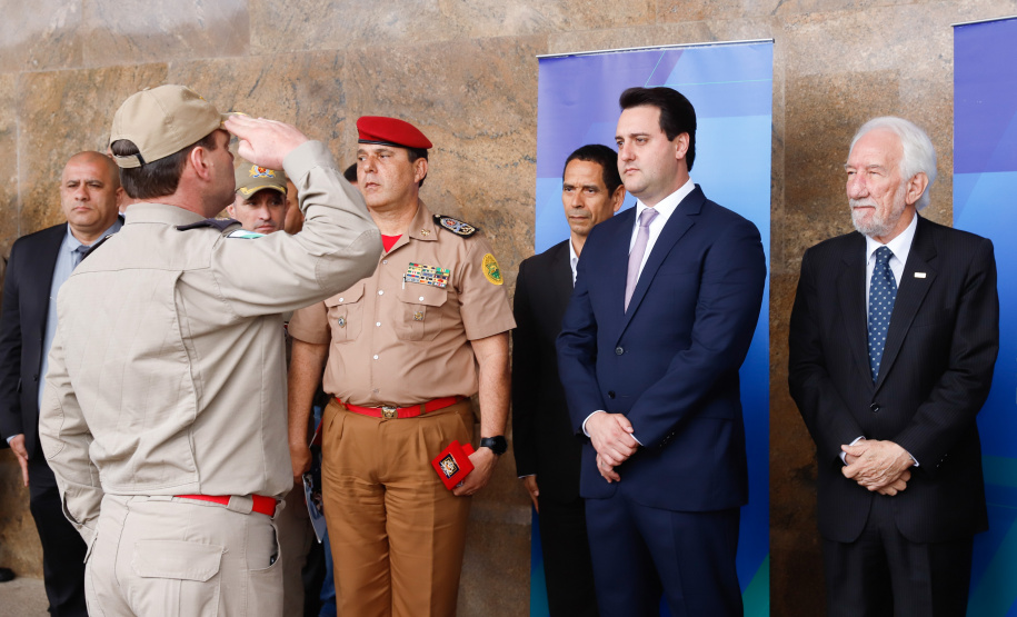 O Corpo de Bombeiros do Paraná recebeu nesta segunda-feira (7) duas novas plataformas skylift, utilizadas no combate a incêndios em grandes alturas. A entrega dos novos equipamentos foi feita pelo governador Carlos Massa Ratinho Junior, como parte das comemorações pelos 107 anos da Corporação.