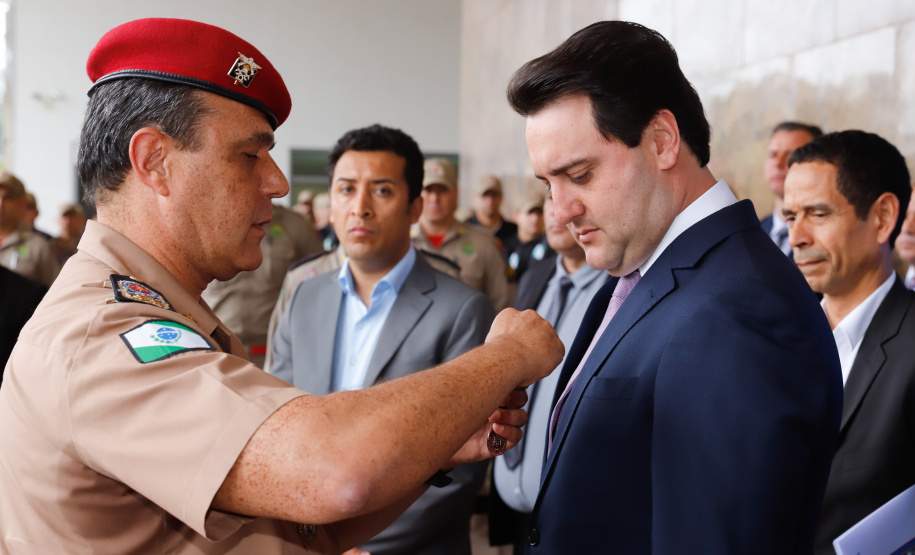 O Corpo de Bombeiros do Paraná recebeu nesta segunda-feira (7) duas novas plataformas skylift, utilizadas no combate a incêndios em grandes alturas. A entrega dos novos equipamentos foi feita pelo governador Carlos Massa Ratinho Junior, como parte das comemorações pelos 107 anos da Corporação.