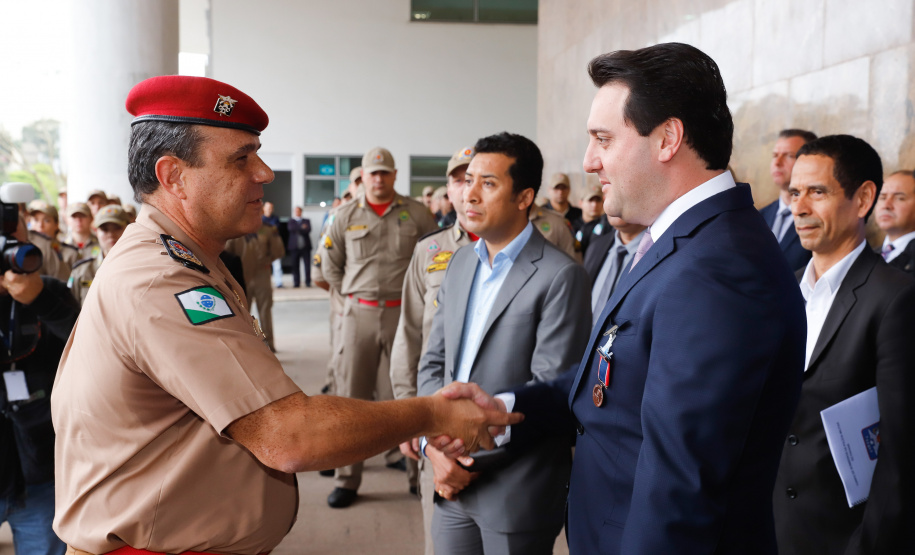 O Corpo de Bombeiros do Paraná recebeu nesta segunda-feira (7) duas novas plataformas skylift, utilizadas no combate a incêndios em grandes alturas. A entrega dos novos equipamentos foi feita pelo governador Carlos Massa Ratinho Junior, como parte das comemorações pelos 107 anos da Corporação.