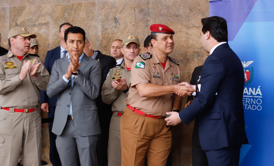 O Corpo de Bombeiros do Paraná recebeu nesta segunda-feira (7) duas novas plataformas skylift, utilizadas no combate a incêndios em grandes alturas. A entrega dos novos equipamentos foi feita pelo governador Carlos Massa Ratinho Junior, como parte das comemorações pelos 107 anos da Corporação.