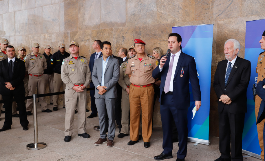 O Corpo de Bombeiros do Paraná recebeu nesta segunda-feira (7) duas novas plataformas skylift, utilizadas no combate a incêndios em grandes alturas. A entrega dos novos equipamentos foi feita pelo governador Carlos Massa Ratinho Junior, como parte das comemorações pelos 107 anos da Corporação.