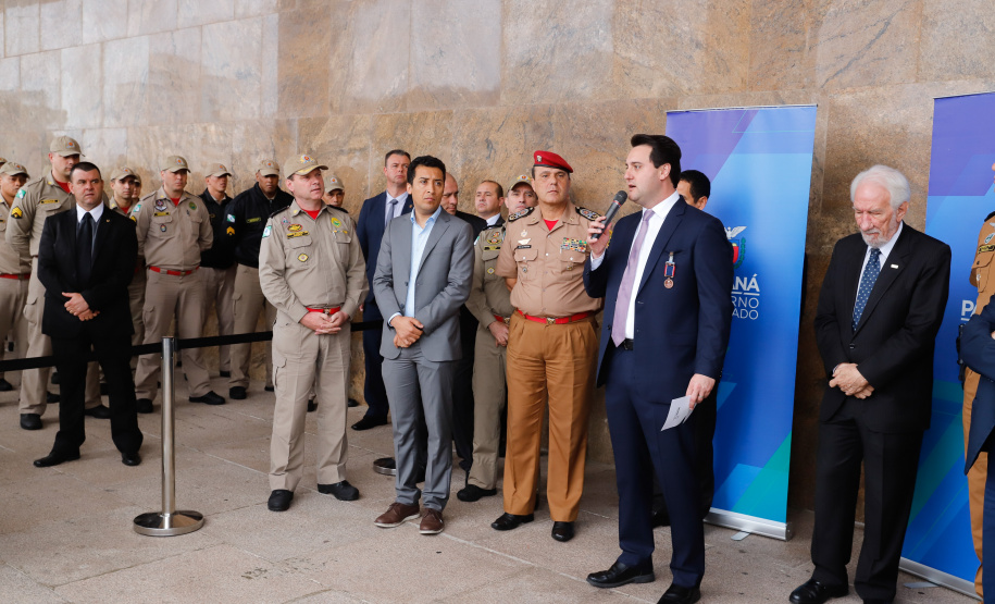 O Corpo de Bombeiros do Paraná recebeu nesta segunda-feira (7) duas novas plataformas skylift, utilizadas no combate a incêndios em grandes alturas. A entrega dos novos equipamentos foi feita pelo governador Carlos Massa Ratinho Junior, como parte das comemorações pelos 107 anos da Corporação.