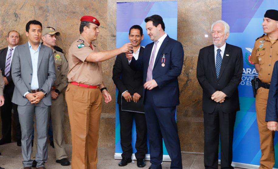 O Corpo de Bombeiros do Paraná recebeu nesta segunda-feira (7) duas novas plataformas skylift, utilizadas no combate a incêndios em grandes alturas. A entrega dos novos equipamentos foi feita pelo governador Carlos Massa Ratinho Junior, como parte das comemorações pelos 107 anos da Corporação.
