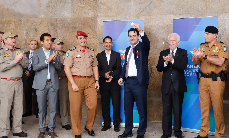 O Corpo de Bombeiros do Paraná recebeu nesta segunda-feira (7) duas novas plataformas skylift, utilizadas no combate a incêndios em grandes alturas. A entrega dos novos equipamentos foi feita pelo governador Carlos Massa Ratinho Junior, como parte das comemorações pelos 107 anos da Corporação.