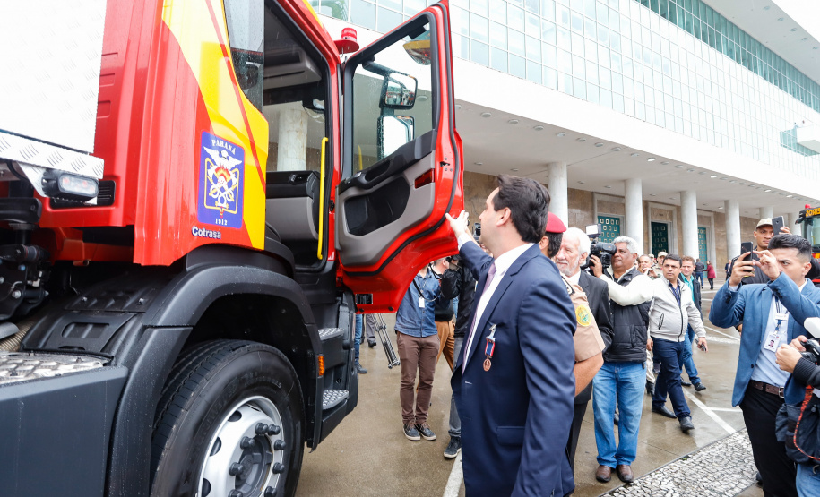 O Corpo de Bombeiros do Paraná recebeu nesta segunda-feira (7) duas novas plataformas skylift, utilizadas no combate a incêndios em grandes alturas. A entrega dos novos equipamentos foi feita pelo governador Carlos Massa Ratinho Junior, como parte das comemorações pelos 107 anos da Corporação.