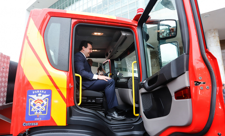 O Corpo de Bombeiros do Paraná recebeu nesta segunda-feira (7) duas novas plataformas skylift, utilizadas no combate a incêndios em grandes alturas. A entrega dos novos equipamentos foi feita pelo governador Carlos Massa Ratinho Junior, como parte das comemorações pelos 107 anos da Corporação.