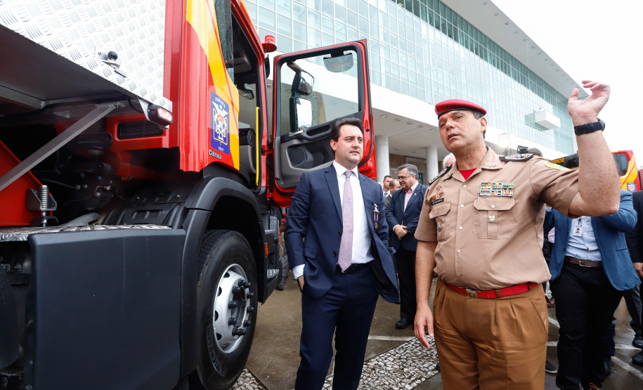 O Corpo de Bombeiros do Paraná recebeu nesta segunda-feira (7) duas novas plataformas skylift, utilizadas no combate a incêndios em grandes alturas. A entrega dos novos equipamentos foi feita pelo governador Carlos Massa Ratinho Junior, como parte das comemorações pelos 107 anos da Corporação.