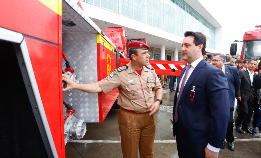 O Corpo de Bombeiros do Paraná recebeu nesta segunda-feira (7) duas novas plataformas skylift, utilizadas no combate a incêndios em grandes alturas. A entrega dos novos equipamentos foi feita pelo governador Carlos Massa Ratinho Junior, como parte das comemorações pelos 107 anos da Corporação.