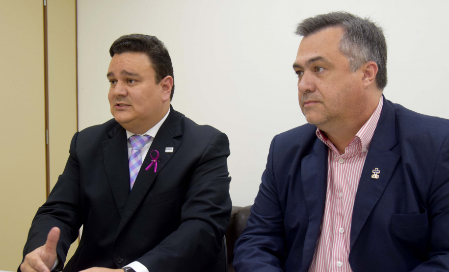 O secretário de Estado da Saúde, Beto Preto, e o controlador-geral do Estado, Raul Siqueira, discutiram nesta segunda-feira (7) o Plano de Integridade da Saúde. Além de apresentar informações sobre o plano, Raul Siqueira explicou resultados prévios da CGE Itinerante. Ambas as atividades fazem parte do Programa de Compliance que o Governo pretende colocar em todas as secretarias e órgãos estaduais. Foto: Divulgação/SESA