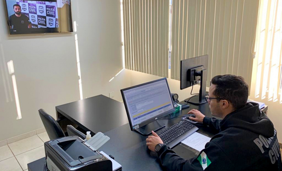 A Polícia Civil do Paraná (PCPR) implantou centrais de flagrantes por videoconferência no Interior do Estado. Até o momento, 98 municípios já contam com o serviço que deve ser expandido. O novo sistema emprega tecnologia e inovação, trazendo mais eficiência ao trabalho policial, além de otimizar recursos humanos.