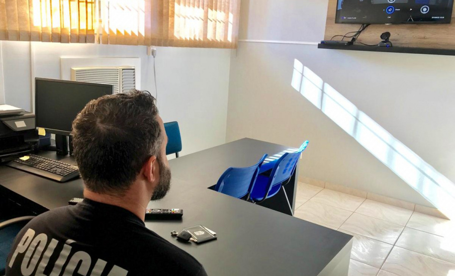 A Polícia Civil do Paraná (PCPR) implantou centrais de flagrantes por videoconferência no Interior do Estado. Até o momento, 98 municípios já contam com o serviço que deve ser expandido. O novo sistema emprega tecnologia e inovação, trazendo mais eficiência ao trabalho policial, além de otimizar recursos humanos.