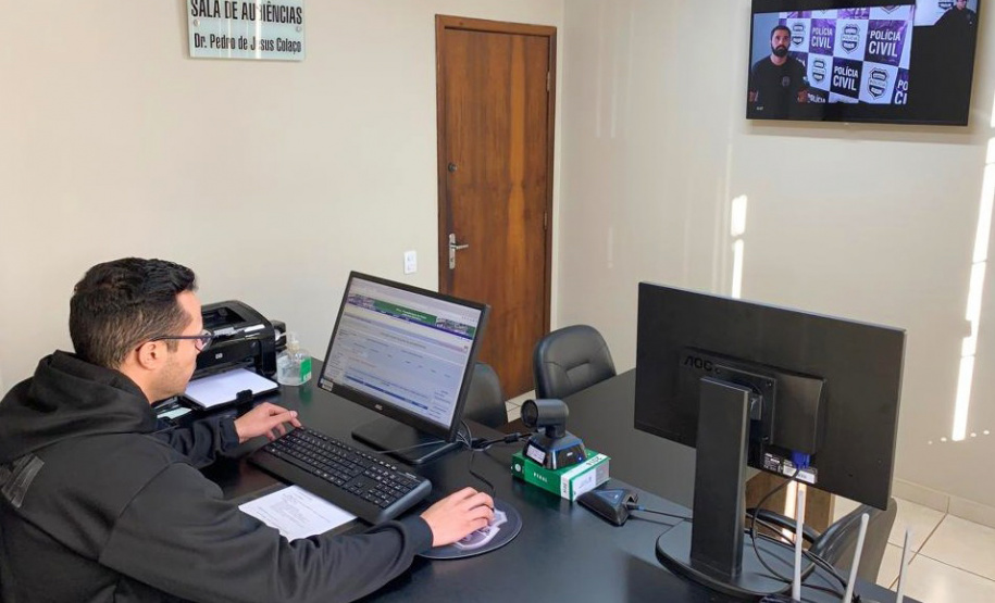 A Polícia Civil do Paraná (PCPR) implantou centrais de flagrantes por videoconferência no Interior do Estado. Até o momento, 98 municípios já contam com o serviço que deve ser expandido. O novo sistema emprega tecnologia e inovação, trazendo mais eficiência ao trabalho policial, além de otimizar recursos humanos.