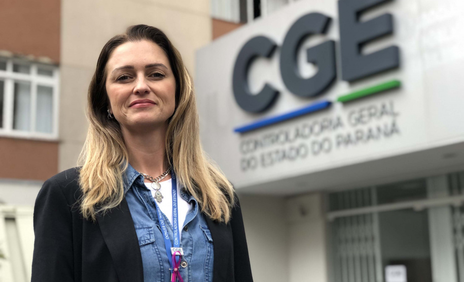 O autoexame de mama salvou a vida de Mineia de Oliveira, hoje com 41 anos, servidora da CGE. Essa e outras experiências semelhantes foram relatadas por mulheres que receberam, com os outros empregados, o laço rosa, símbolo da campanha.