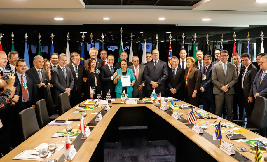 O governador Carlos Massa Ratinho Junior defendeu nesta terça-feira (8) a necessidade de revisão do pacto federativo para que Estados e municípios tenham acesso a mais recursos para cumprir seus compromissos. Segundo ele, há vários temas que devem receber atenção para que haja melhoria da situação fiscal dos governos locais.