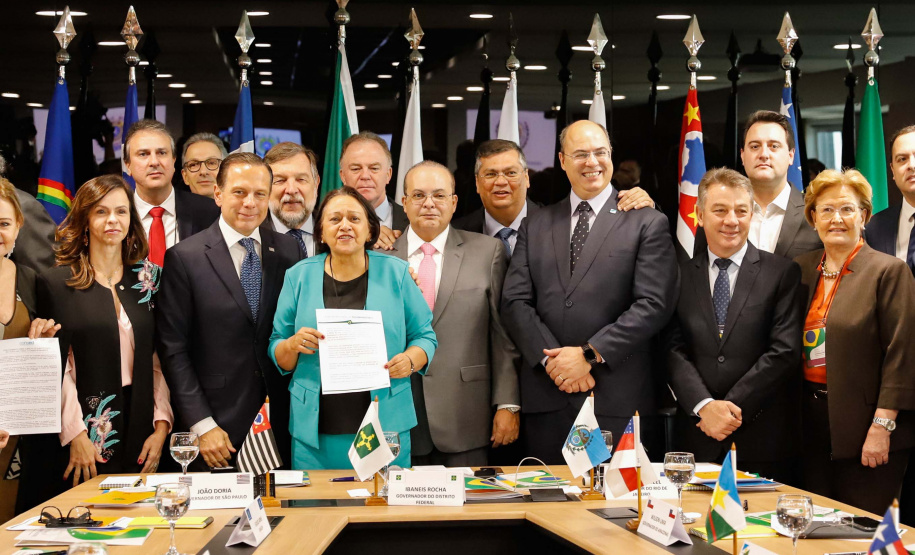 O governador Carlos Massa Ratinho Junior defendeu nesta terça-feira (8) a necessidade de revisão do pacto federativo para que Estados e municípios tenham acesso a mais recursos para cumprir seus compromissos. Segundo ele, há vários temas que devem receber atenção para que haja melhoria da situação fiscal dos governos locais.