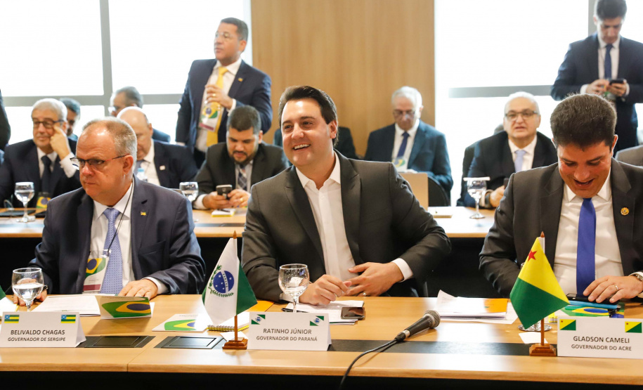 O governador Carlos Massa Ratinho Junior defendeu nesta terça-feira (8) a necessidade de revisão do pacto federativo para que Estados e municípios tenham acesso a mais recursos para cumprir seus compromissos. Segundo ele, há vários temas que devem receber atenção para que haja melhoria da situação fiscal dos governos locais.