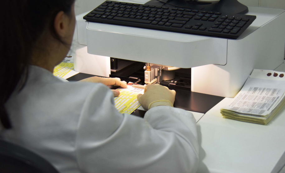 O Paraná ampliou em 17% o número de Teste da Mãezinha em 2019, em comparação aos dois últimos anos. De janeiro até 30 de setembro, 51.191 mulheres fizeram o procedimento para identificação de situações que podem levar risco à gestação e ao parto prematuro, a exemplo da doença falciforme e a talassemia. A coleta de sangue para o exame é recomendada a partir do primeiro trimestre da gravidez. Foto: Divulgação/SESA