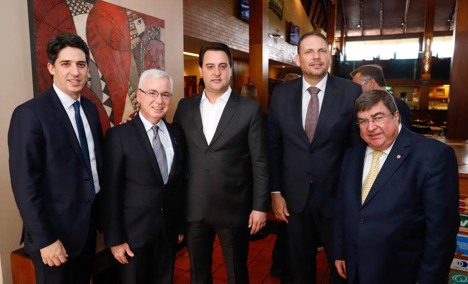 O governador Carlos Massa Ratinho Junior se reuniu nesta terça-feira (08), em Brasília, com a bancada paranaense de deputados federais e senadores para apresentar os projetos que o Governo do Estado considerada prioritários e que podem ser incluídos no orçamento da União, por meio de emendas parlamentares.