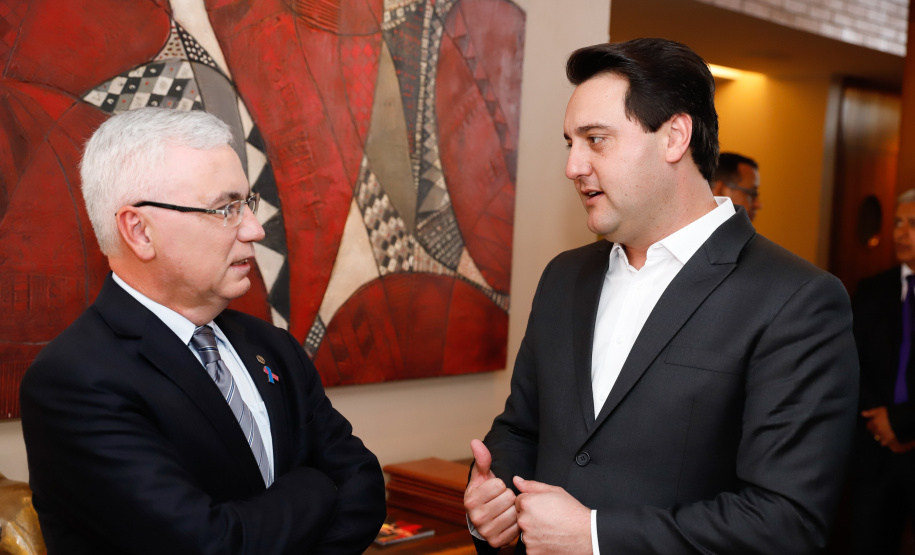 O governador Carlos Massa Ratinho Junior se reuniu nesta terça-feira (08), em Brasília, com a bancada paranaense de deputados federais e senadores para apresentar os projetos que o Governo do Estado considerada prioritários e que podem ser incluídos no orçamento da União, por meio de emendas parlamentares.