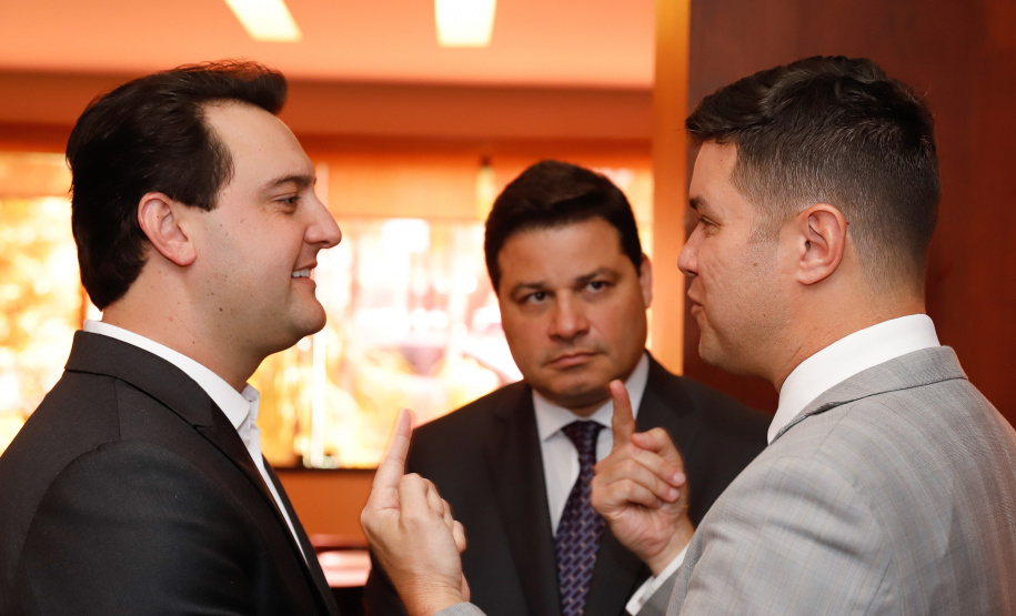 O governador Carlos Massa Ratinho Junior se reuniu nesta terça-feira (08), em Brasília, com a bancada paranaense de deputados federais e senadores para apresentar os projetos que o Governo do Estado considerada prioritários e que podem ser incluídos no orçamento da União, por meio de emendas parlamentares.