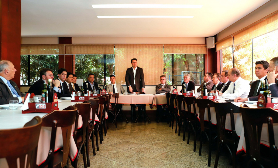 O governador Carlos Massa Ratinho Junior se reuniu nesta terça-feira (08), em Brasília, com a bancada paranaense de deputados federais e senadores para apresentar os projetos que o Governo do Estado considerada prioritários e que podem ser incluídos no orçamento da União, por meio de emendas parlamentares.