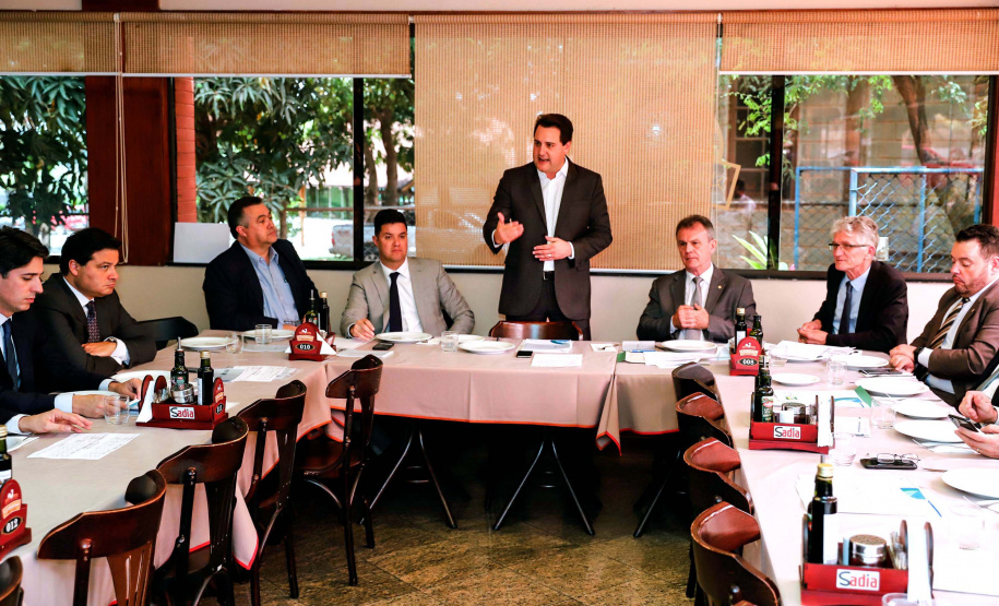 O governador Carlos Massa Ratinho Junior se reuniu nesta terça-feira (08), em Brasília, com a bancada paranaense de deputados federais e senadores para apresentar os projetos que o Governo do Estado considerada prioritários e que podem ser incluídos no orçamento da União, por meio de emendas parlamentares.