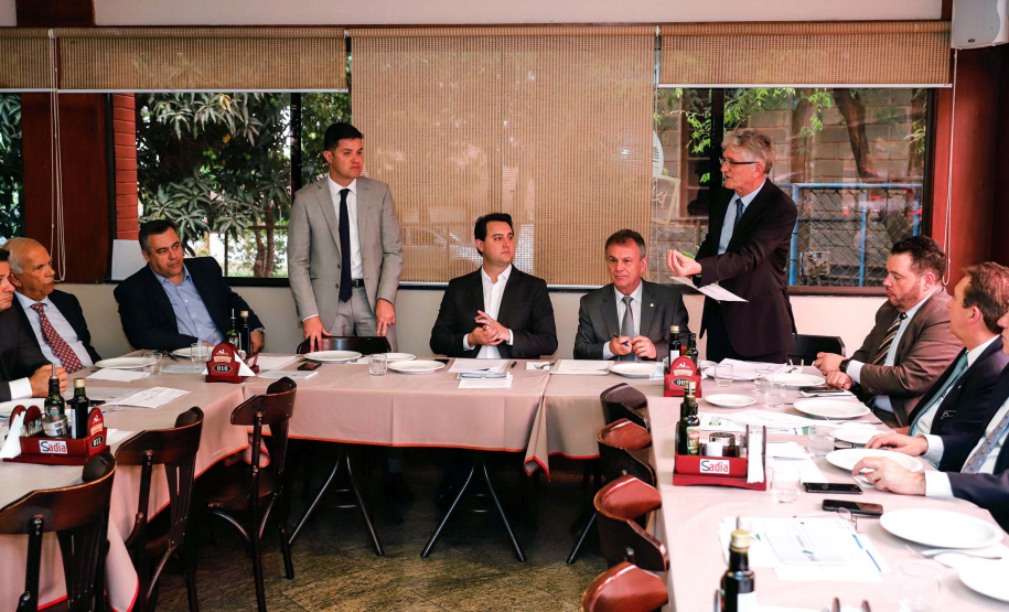O governador Carlos Massa Ratinho Junior se reuniu nesta terça-feira (08), em Brasília, com a bancada paranaense de deputados federais e senadores para apresentar os projetos que o Governo do Estado considerada prioritários e que podem ser incluídos no orçamento da União, por meio de emendas parlamentares.