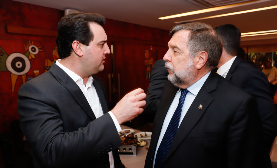 O governador Carlos Massa Ratinho Junior se reuniu nesta terça-feira (08), em Brasília, com a bancada paranaense de deputados federais e senadores para apresentar os projetos que o Governo do Estado considerada prioritários e que podem ser incluídos no orçamento da União, por meio de emendas parlamentares.