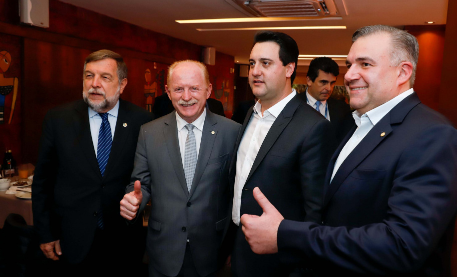O governador Carlos Massa Ratinho Junior se reuniu nesta terça-feira (08), em Brasília, com a bancada paranaense de deputados federais e senadores para apresentar os projetos que o Governo do Estado considerada prioritários e que podem ser incluídos no orçamento da União, por meio de emendas parlamentares.