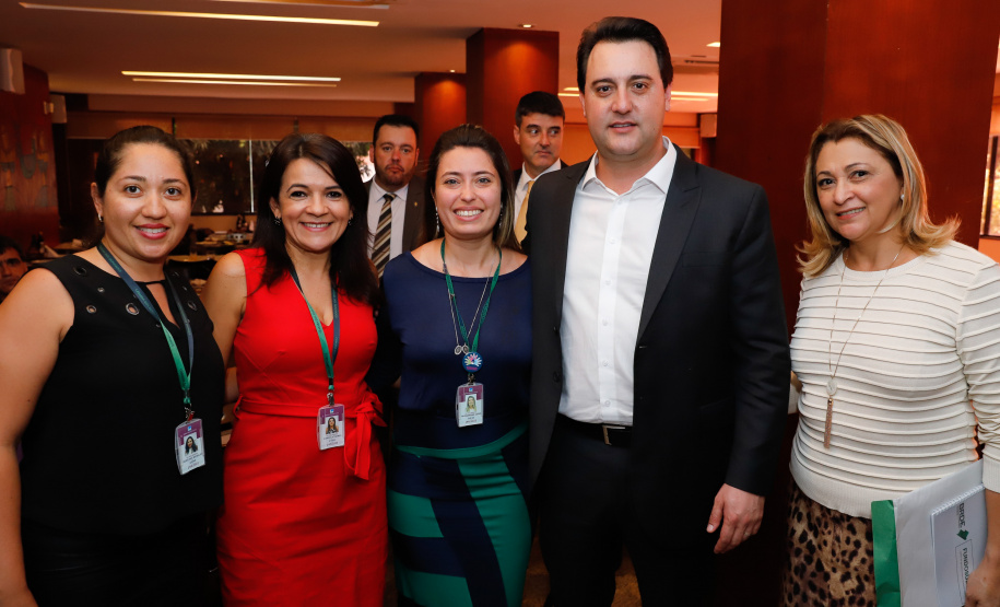 O governador Carlos Massa Ratinho Junior se reuniu nesta terça-feira (08), em Brasília, com a bancada paranaense de deputados federais e senadores para apresentar os projetos que o Governo do Estado considerada prioritários e que podem ser incluídos no orçamento da União, por meio de emendas parlamentares.