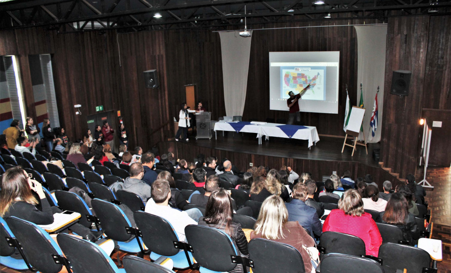 58 professores intercambistas da Secretaria de Estado da Educação e do Esporte participaram nesta segunda (7) e terça-feira (8), em Curitiba, do I Encontro Estadual de Capacitação de Professores no Exterior – Estados Unidos e Canadá, organizado pelo Departamento de Desenvolvimento Curricular da secretaria. Foto: Divulgação/SEED
