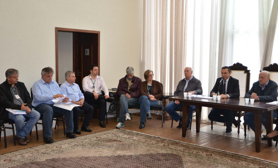 O Governo do Paraná realizou aproximadamente 100 eventos no Estado, nos últimos 30 dias, para orientar e qualificar cerca de 5 mil produtores de leite em relação aos cuidados na manutenção da sanidade dos animais e qualidade do produto