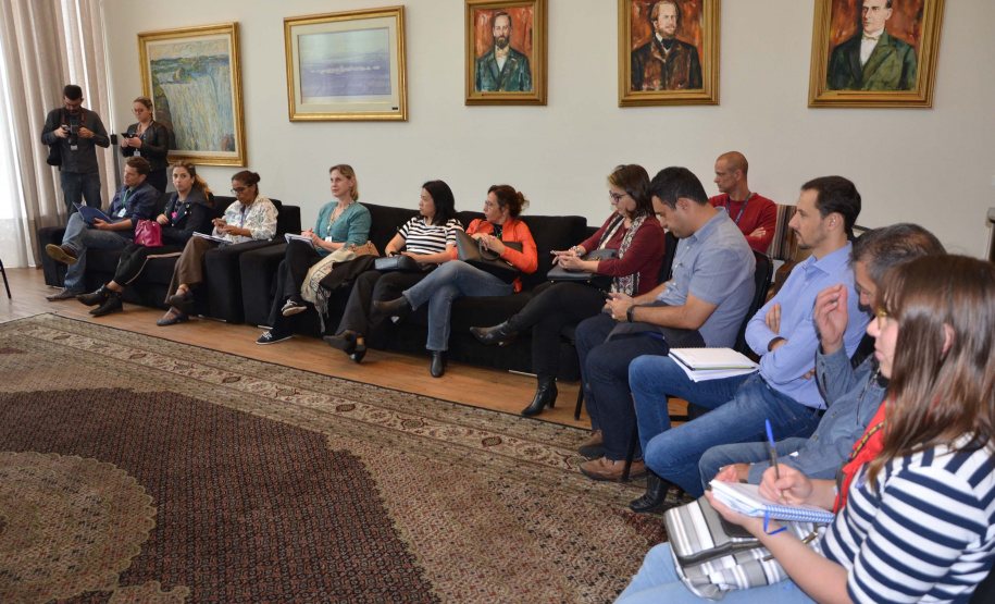 O Governo do Paraná realizou aproximadamente 100 eventos no Estado, nos últimos 30 dias, para orientar e qualificar cerca de 5 mil produtores de leite em relação aos cuidados na manutenção da sanidade dos animais e qualidade do produto