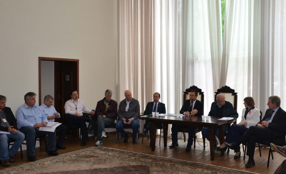 O Governo do Paraná realizou aproximadamente 100 eventos no Estado, nos últimos 30 dias, para orientar e qualificar cerca de 5 mil produtores de leite em relação aos cuidados na manutenção da sanidade dos animais e qualidade do produto